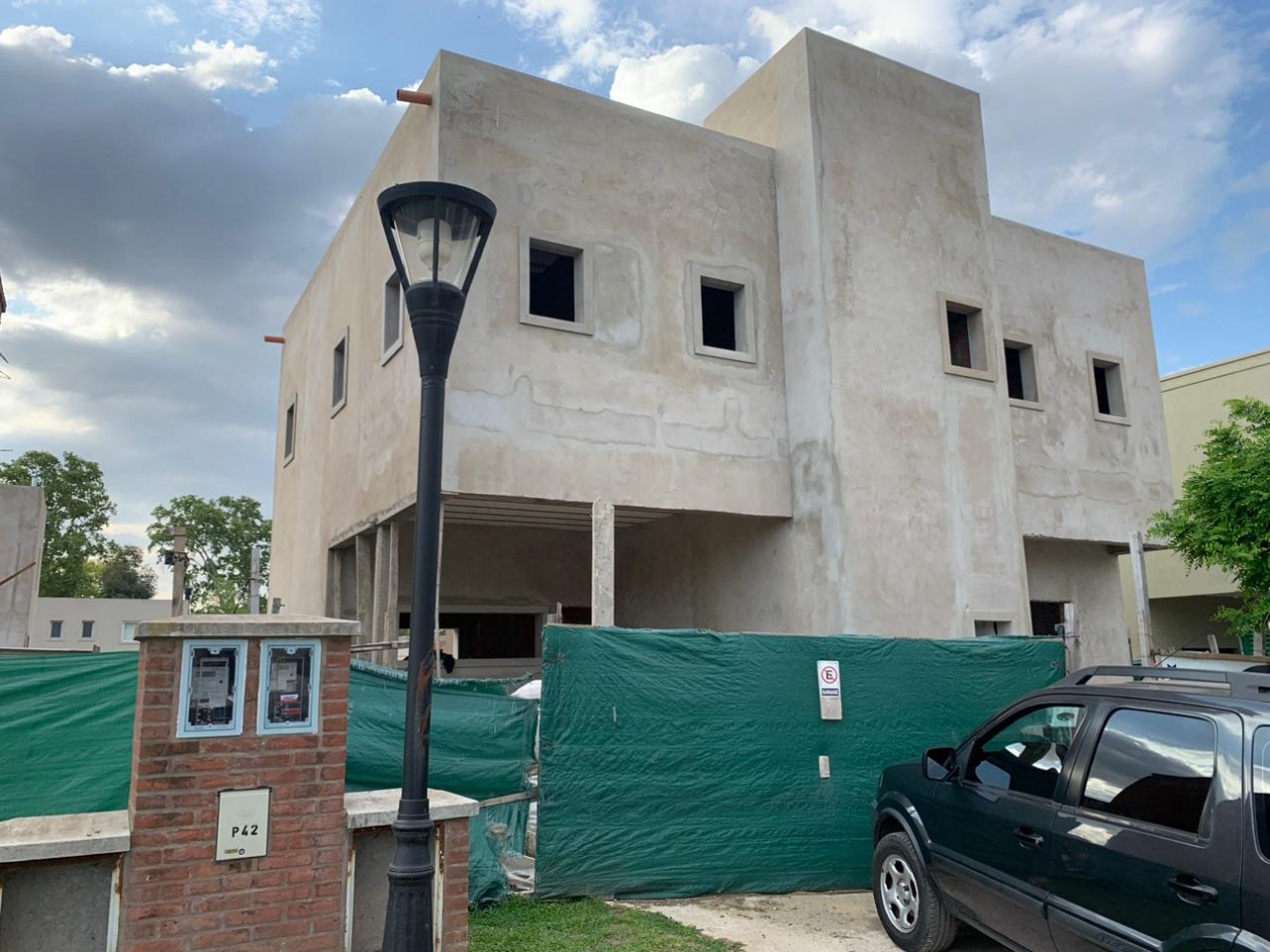 VENTA CASA EN BARRIO MAGNA BARRIO CERRADO MALVINAS ARGENTINAS