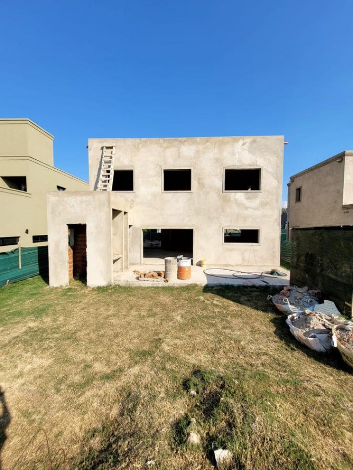 VENTA CASA EN BARRIO MAGNA BARRIO CERRADO MALVINAS ARGENTINAS