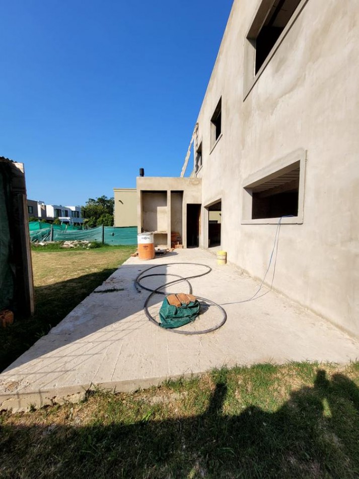 VENTA CASA EN BARRIO MAGNA BARRIO CERRADO MALVINAS ARGENTINAS