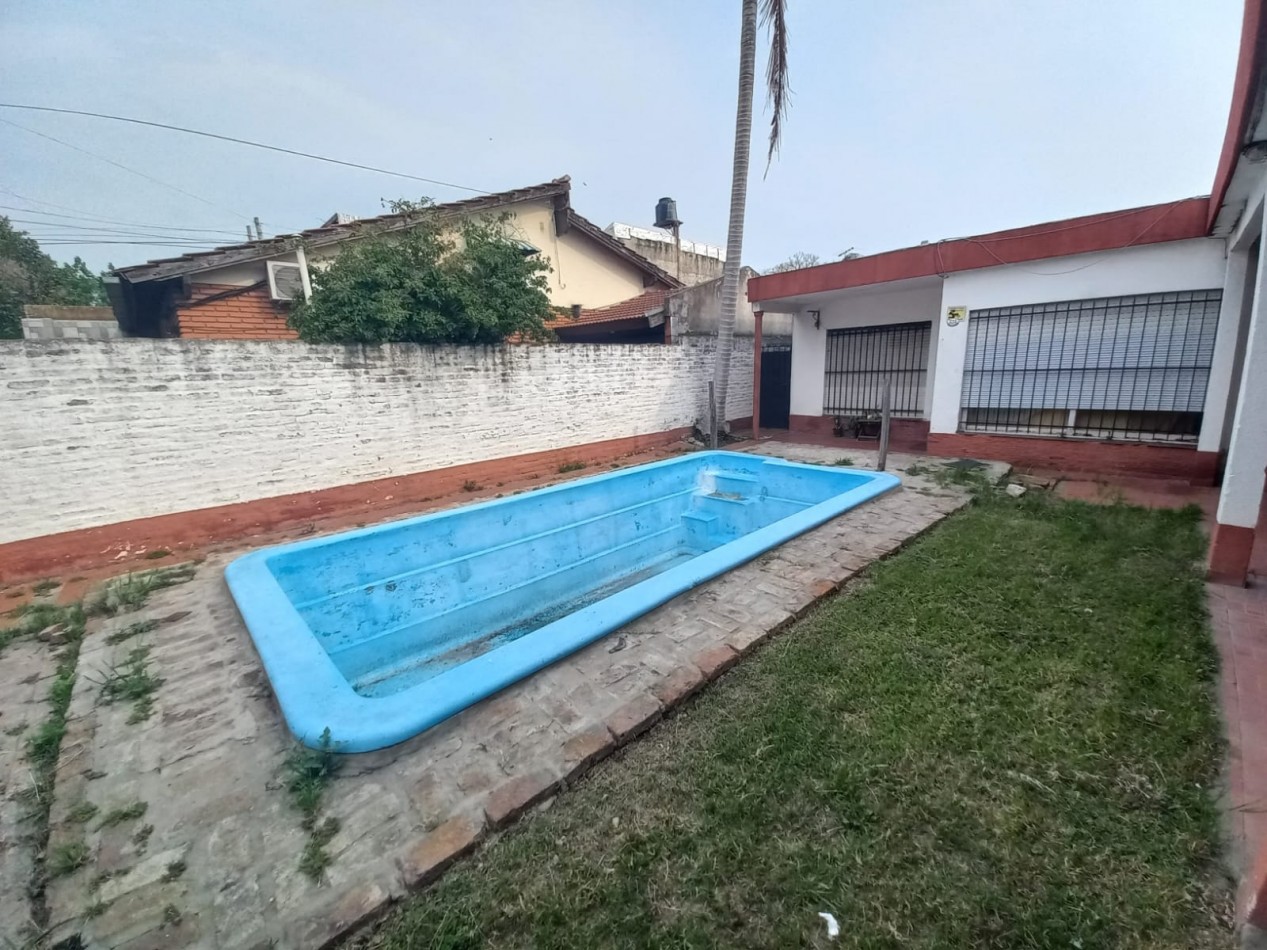 VENTA CASA CON PATIO Y PILETA 