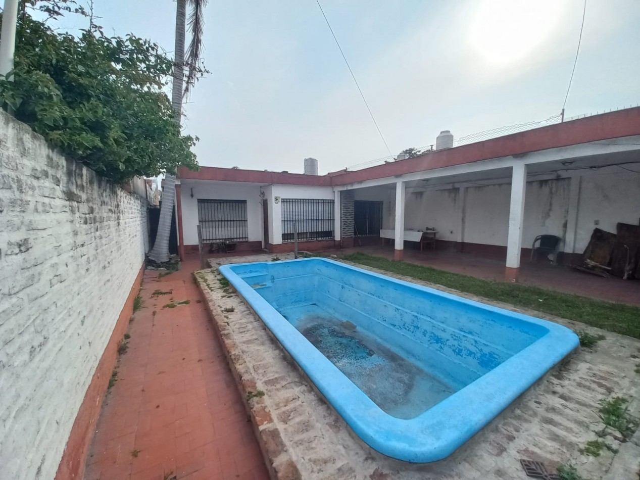 VENTA CASA CON PATIO Y PILETA 