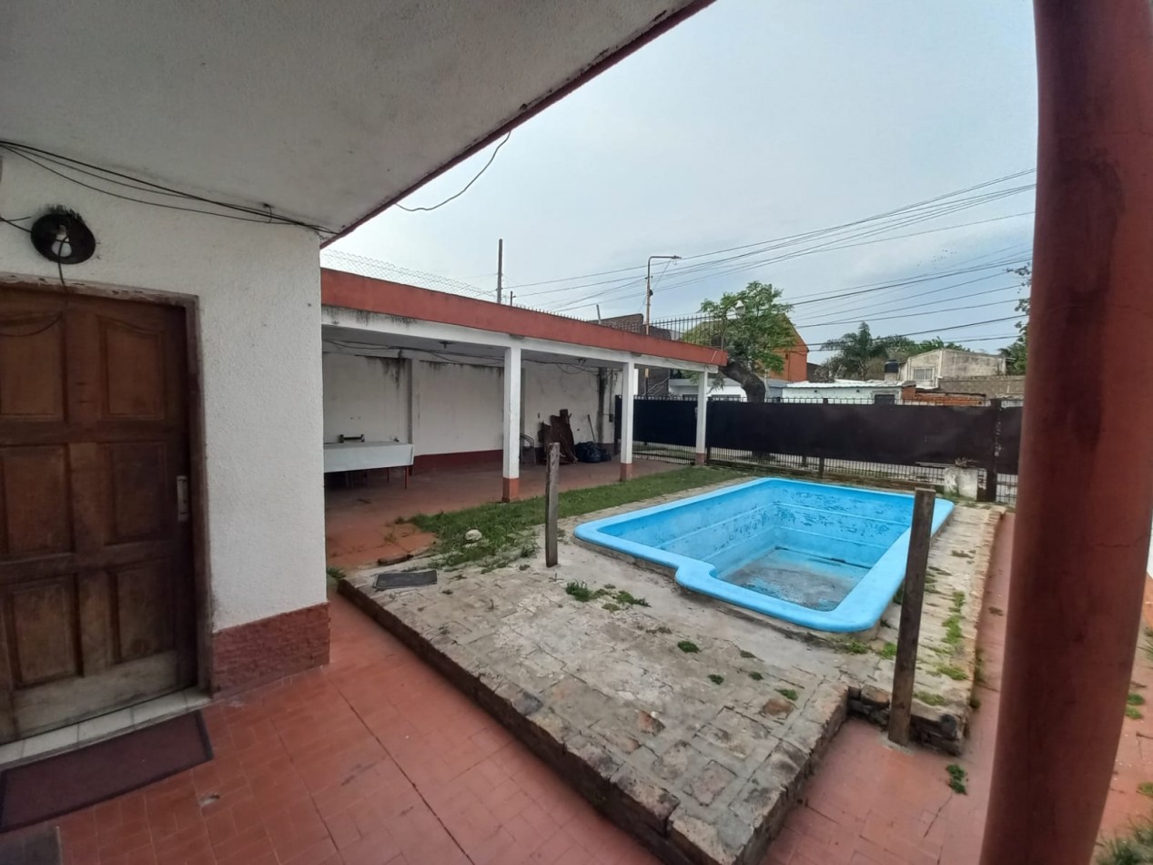 VENTA CASA CON PATIO Y PILETA 