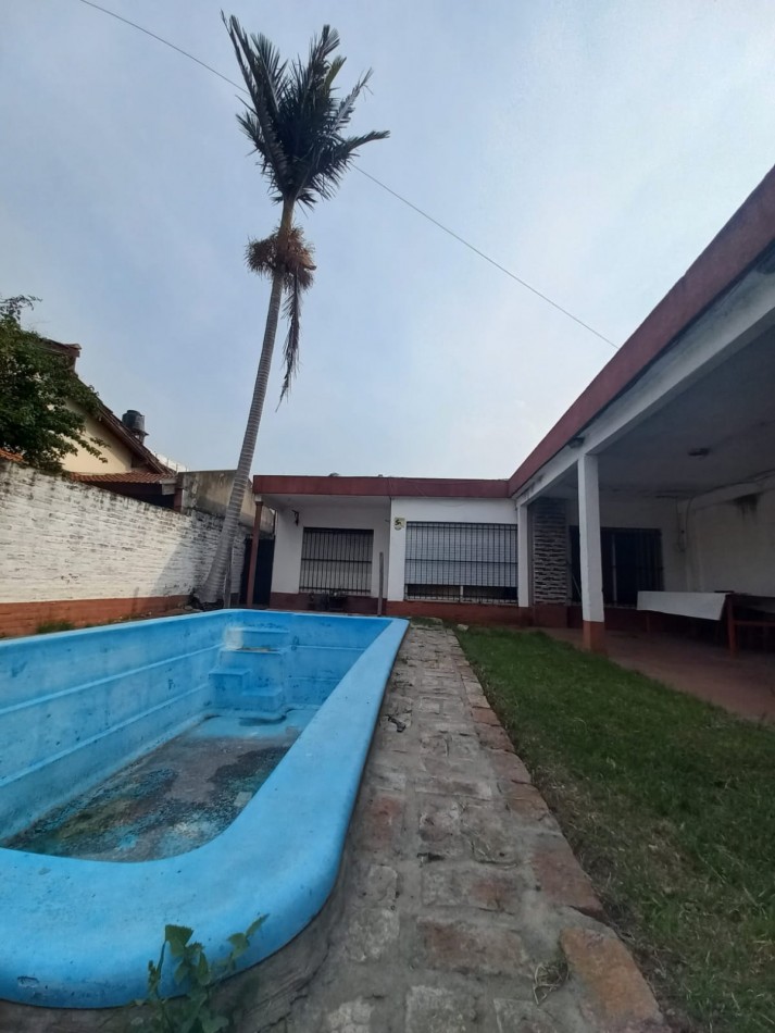 VENTA CASA CON PATIO Y PILETA 