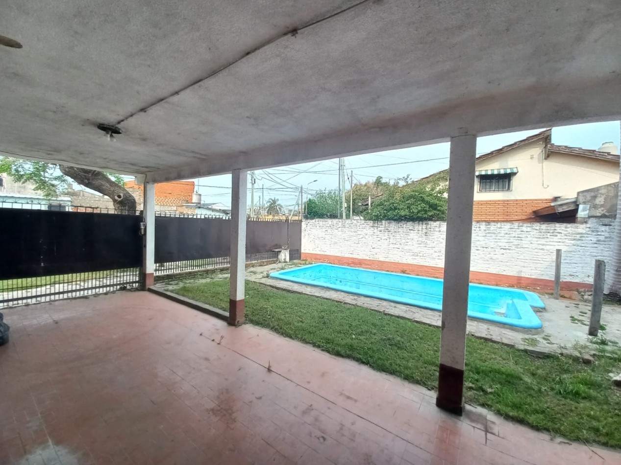 VENTA CASA CON PATIO Y PILETA 