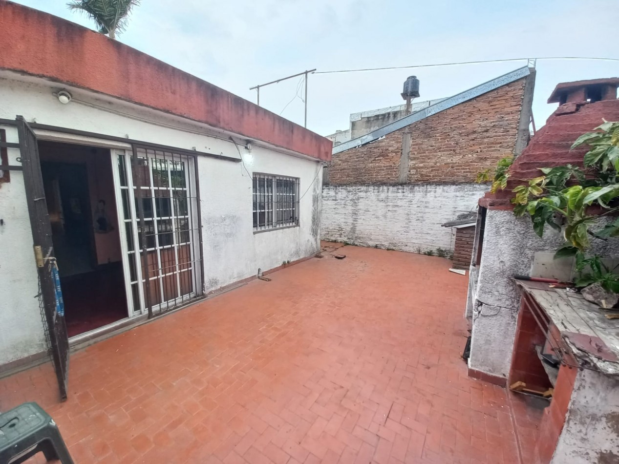 VENTA CASA CON PATIO Y PILETA 