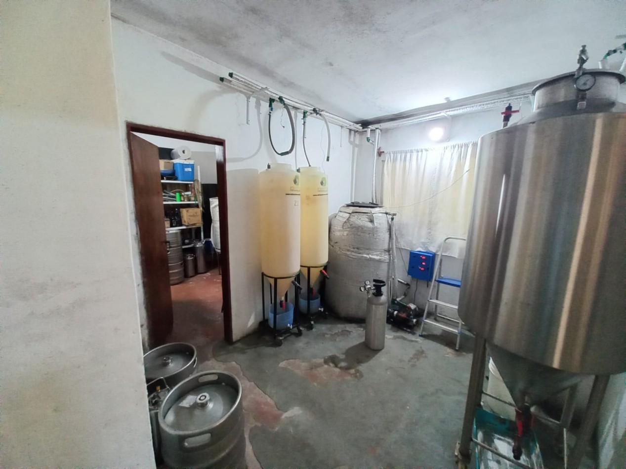 VENTA DE LOTE CON CASA EN BARRIO SEMI CERRADO