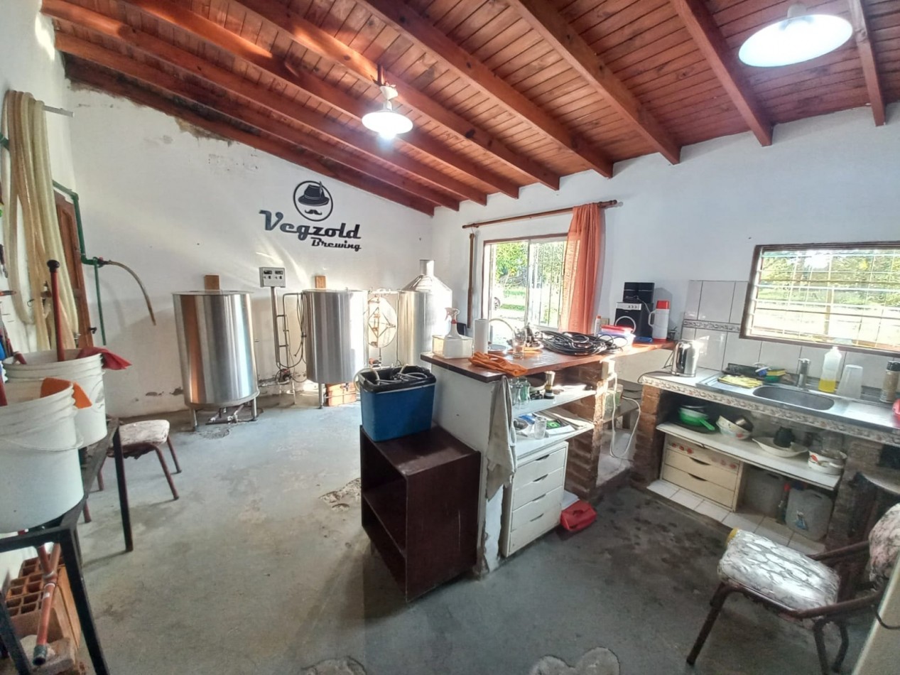 VENTA DE LOTE CON CASA EN BARRIO SEMI CERRADO