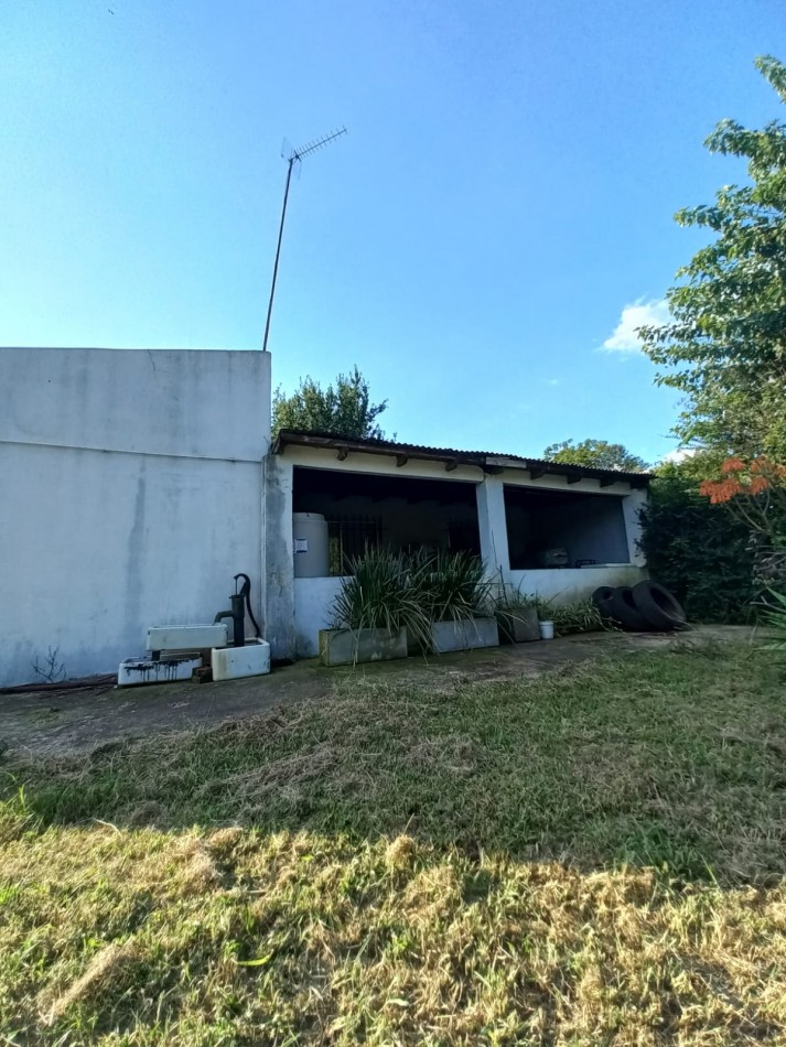 VENTA DE LOTE CON CASA EN BARRIO SEMI CERRADO