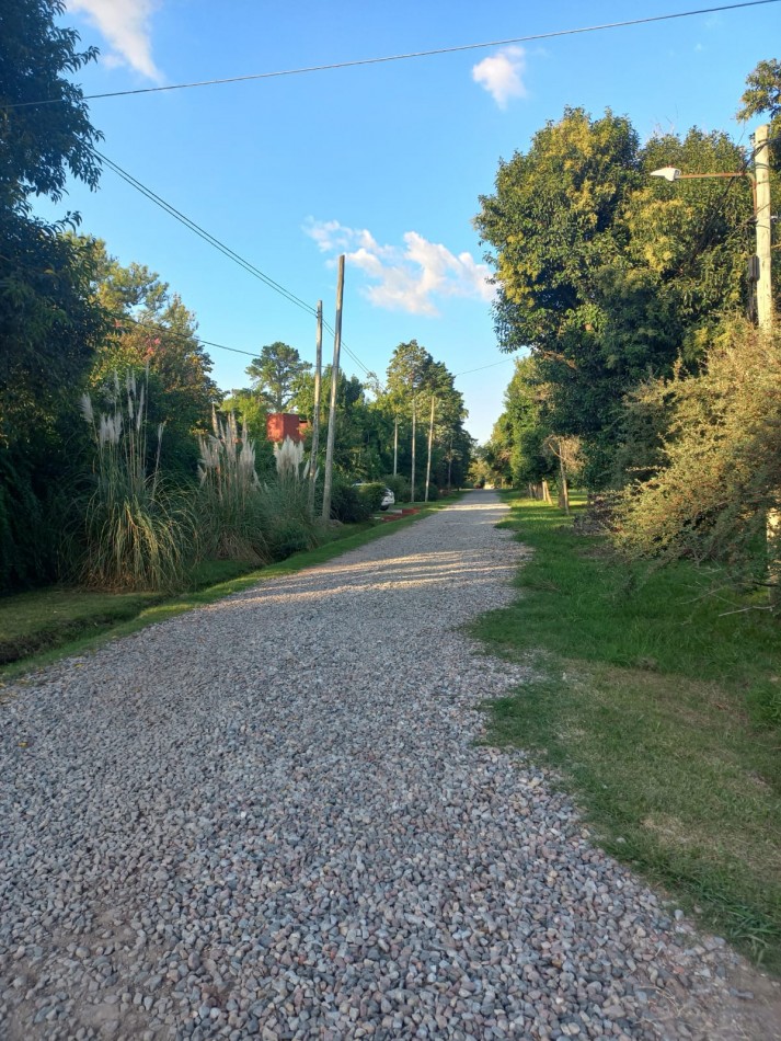 VENTA DE LOTE CON CASA EN BARRIO SEMI CERRADO