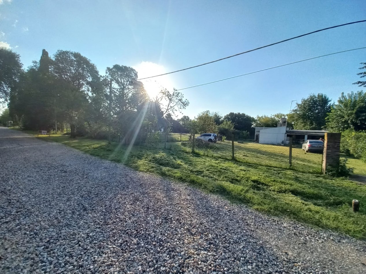 VENTA DE LOTE CON CASA EN BARRIO SEMI CERRADO