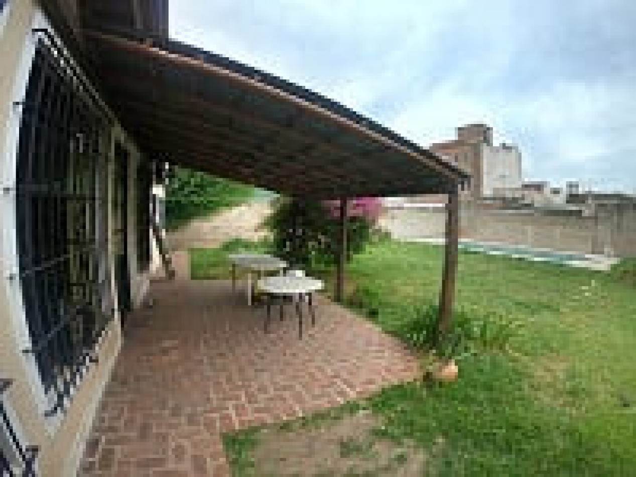 VENTA CASA CON PILETA EN BELLA VISTA 