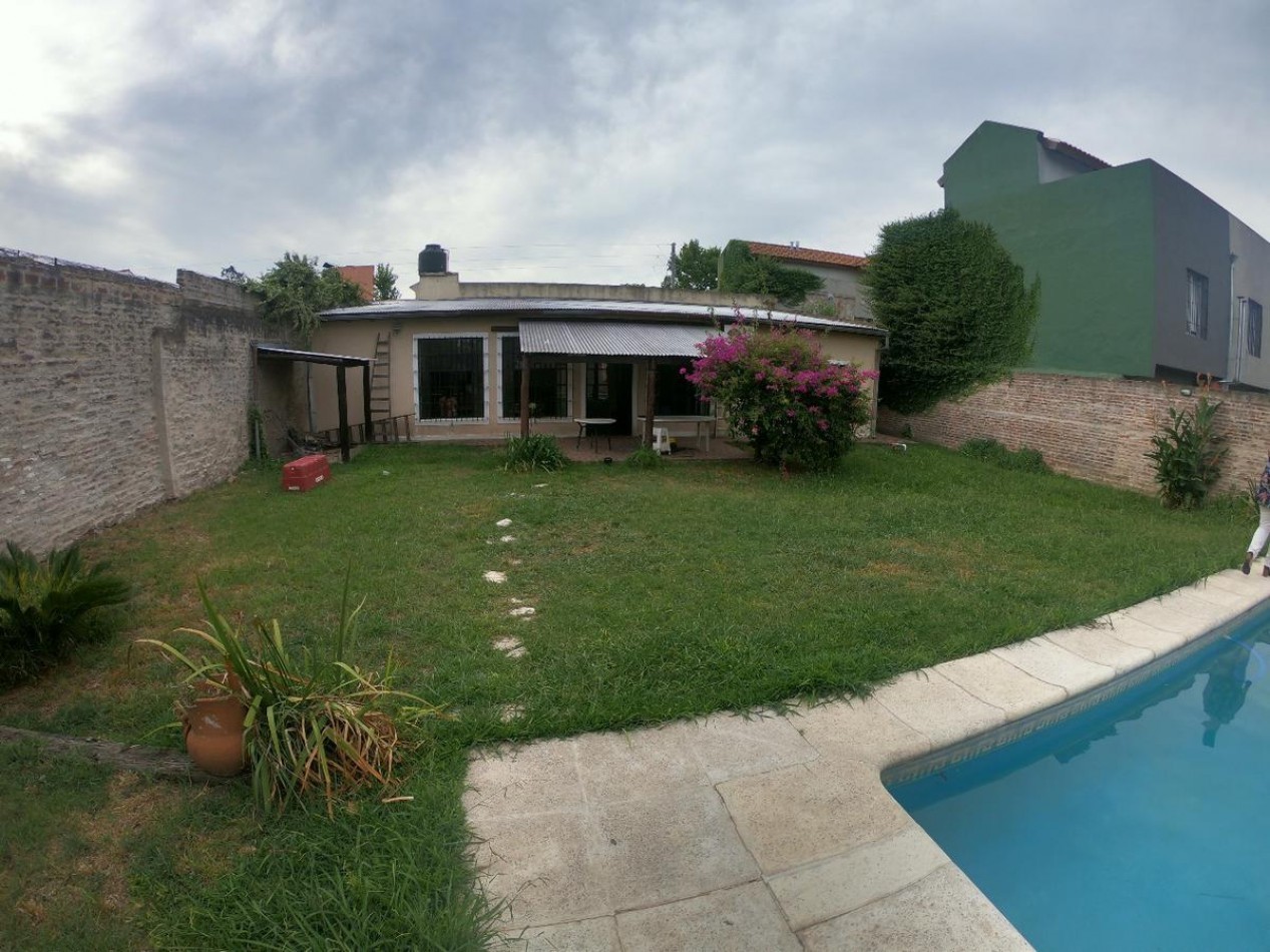 VENTA CASA CON PILETA EN BELLA VISTA 