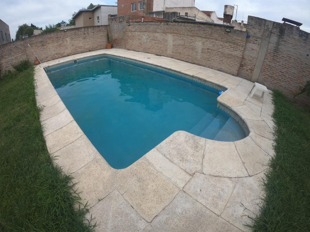 VENTA CASA CON PILETA EN BELLA VISTA 