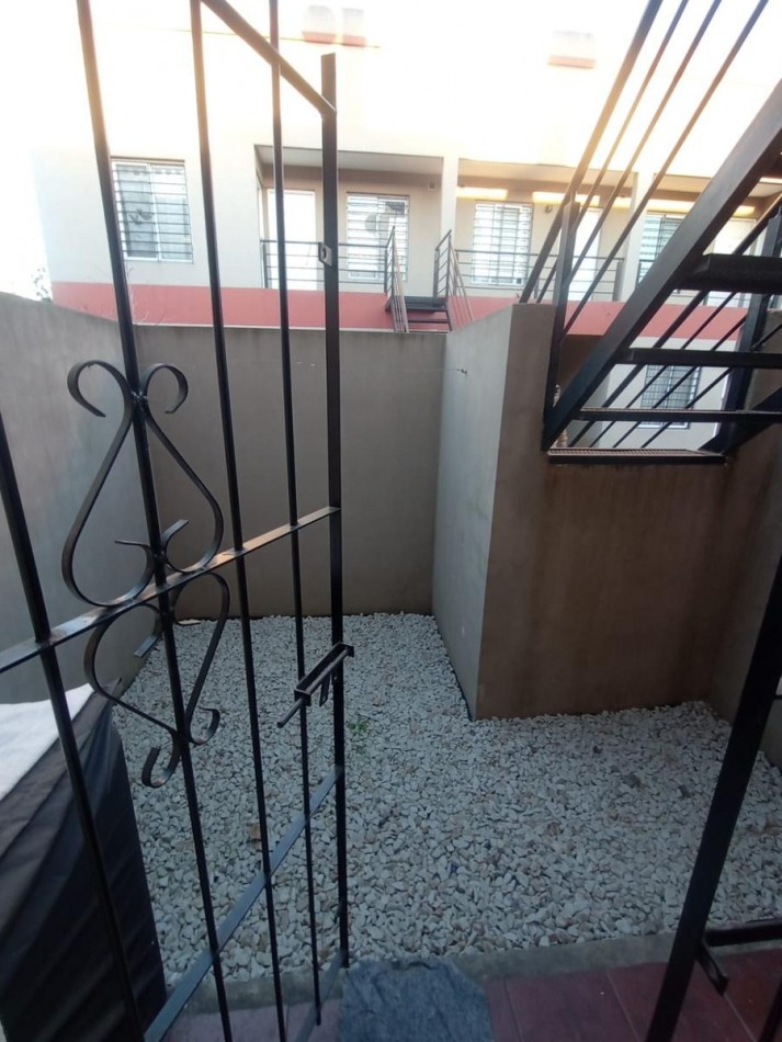 VENTA APTO CREDITO DOS AMBIENTES COCHERA PATIO