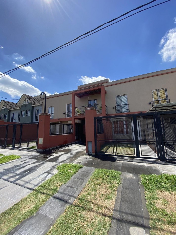 VENTA APTO CREDITO DOS AMBIENTES COCHERA PATIO