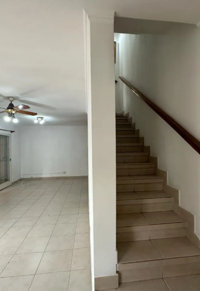 APTO CREDITO TRIPLEX TRES AMBIENTES PATIO Y COCHERA MUÑIZ 