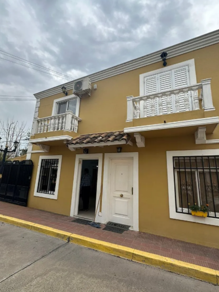 APTO CREDITO TRIPLEX TRES AMBIENTES PATIO Y COCHERA MUÑIZ 