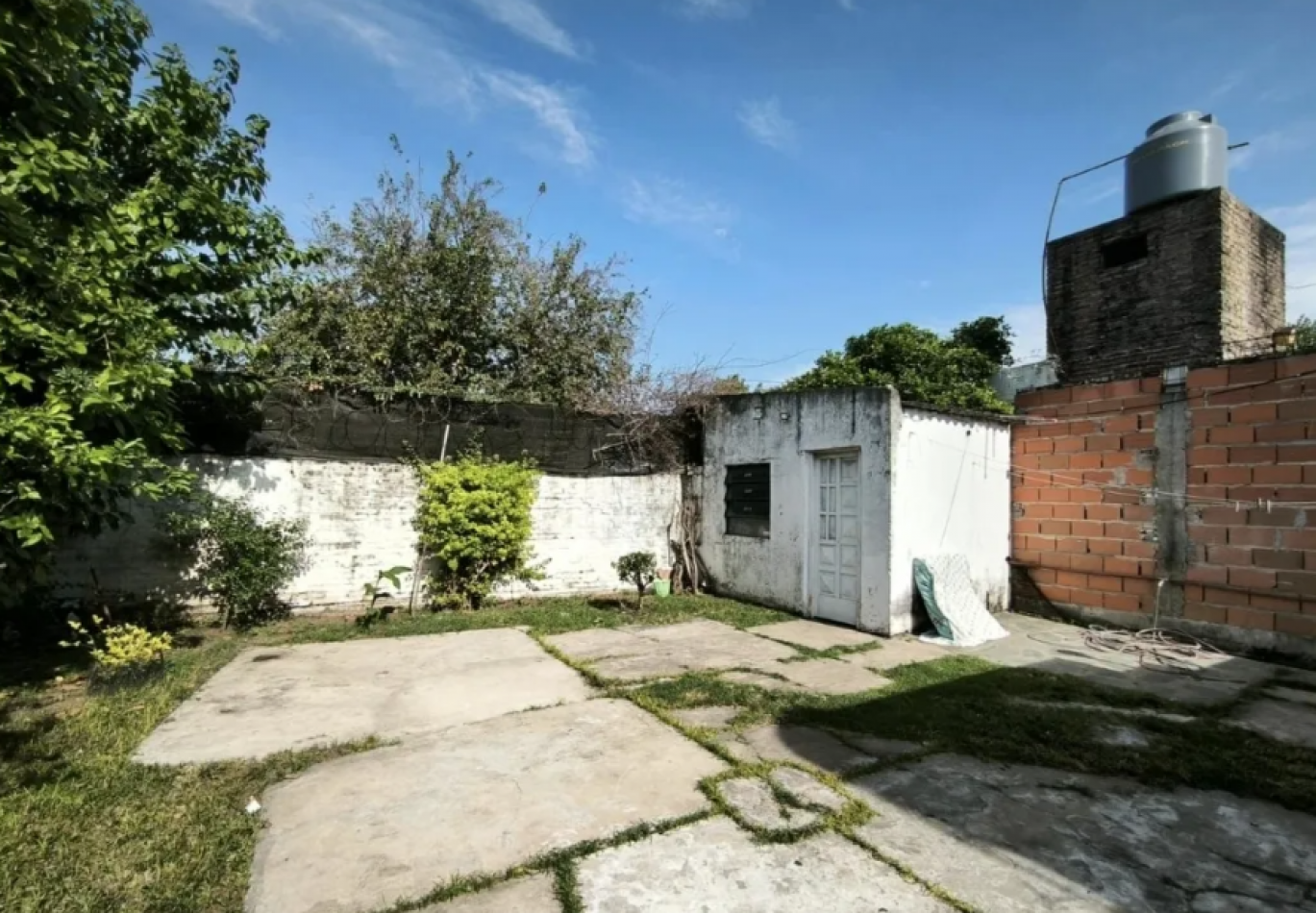 VENTA CASA TRES AMBIENTES CON PATIO COCHERA    JOSE C PAZ