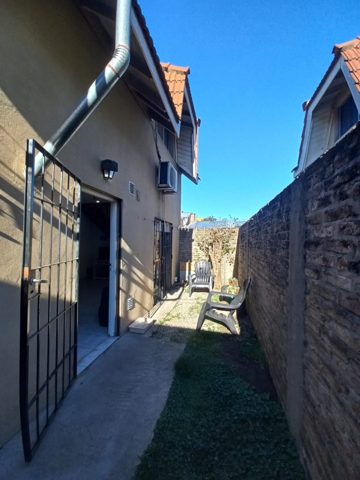 VENTA APTO CREDITO DUPLEX CON JARDIN JOSE C PAZ