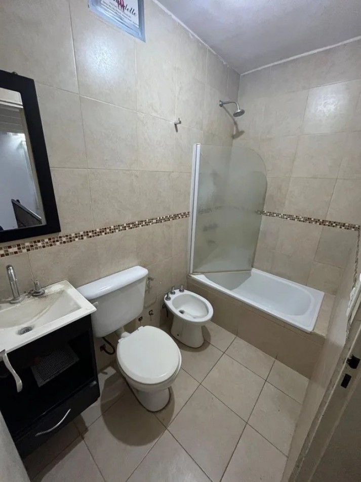 VENTA APTO CREDITO DUPLEX TRES AMBIENTES CON COCHERA 