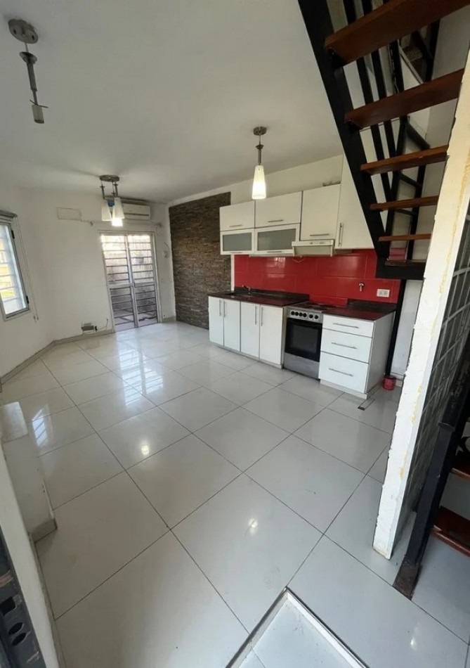 VENTA APTO CREDITO DUPLEX TRES AMBIENTES CON COCHERA 