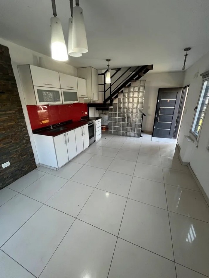 VENTA APTO CREDITO DUPLEX TRES AMBIENTES CON COCHERA 