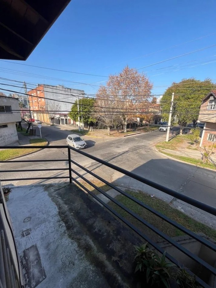 VENTA APTO CREDITO DUPLEX TRES AMBIENTES CON COCHERA 