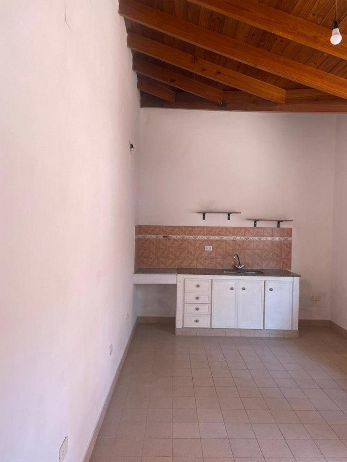ALQUILER DOS AMBIENTES CON PATIO VILLA DE MAYO