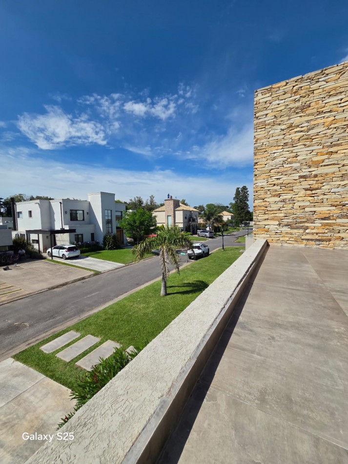 VENTA CASA TRES AMBIENTES PILETA BARRIO CERRADO MAGNA MODERNA