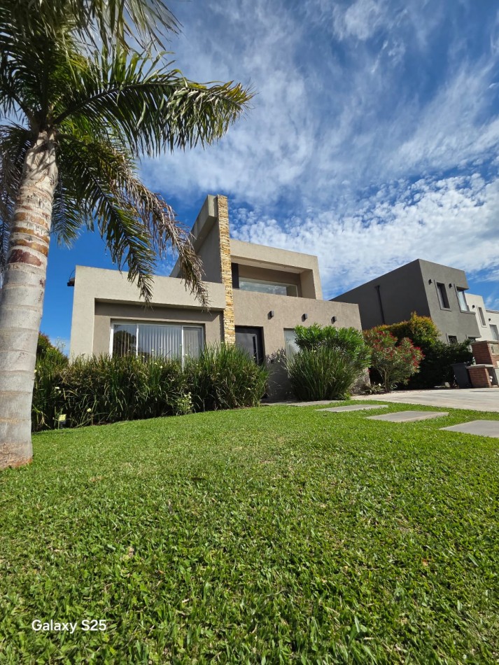 VENTA CASA TRES AMBIENTES PILETA BARRIO CERRADO MAGNA MODERNA