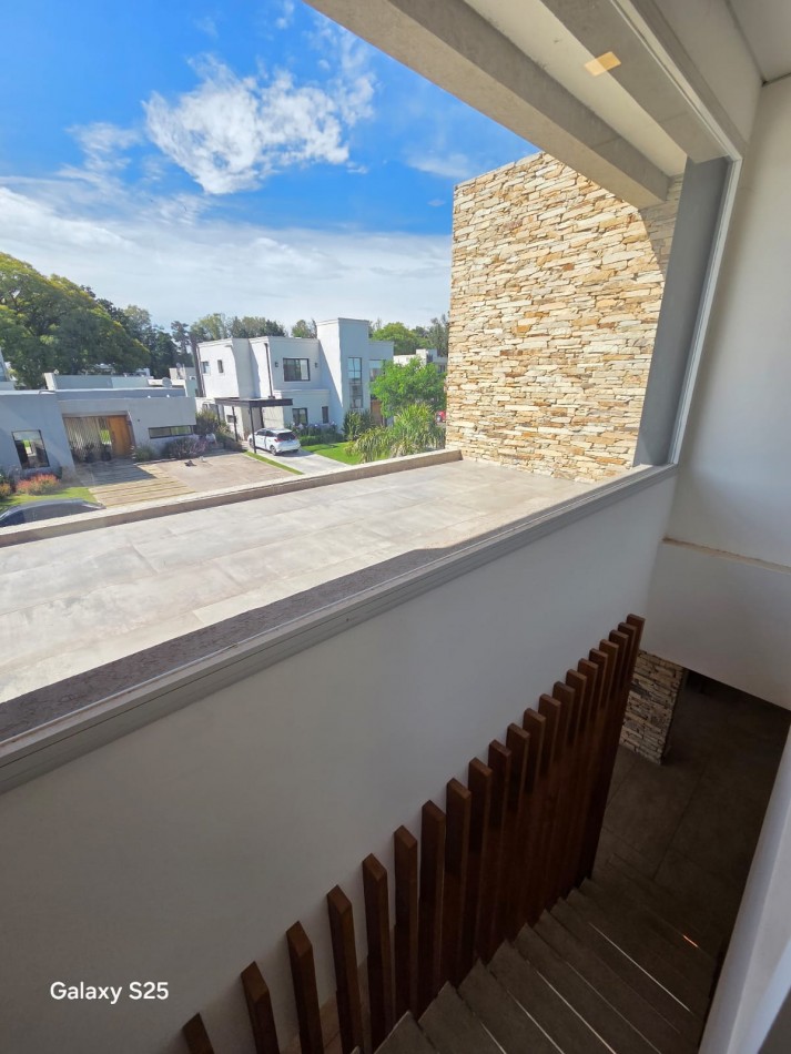 VENTA CASA TRES AMBIENTES PILETA BARRIO CERRADO MAGNA MODERNA