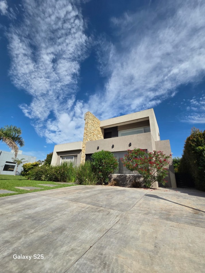 VENTA CASA TRES AMBIENTES PILETA BARRIO CERRADO MAGNA MODERNA