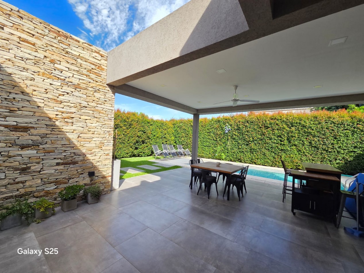 VENTA CASA TRES AMBIENTES PILETA BARRIO CERRADO MAGNA MODERNA