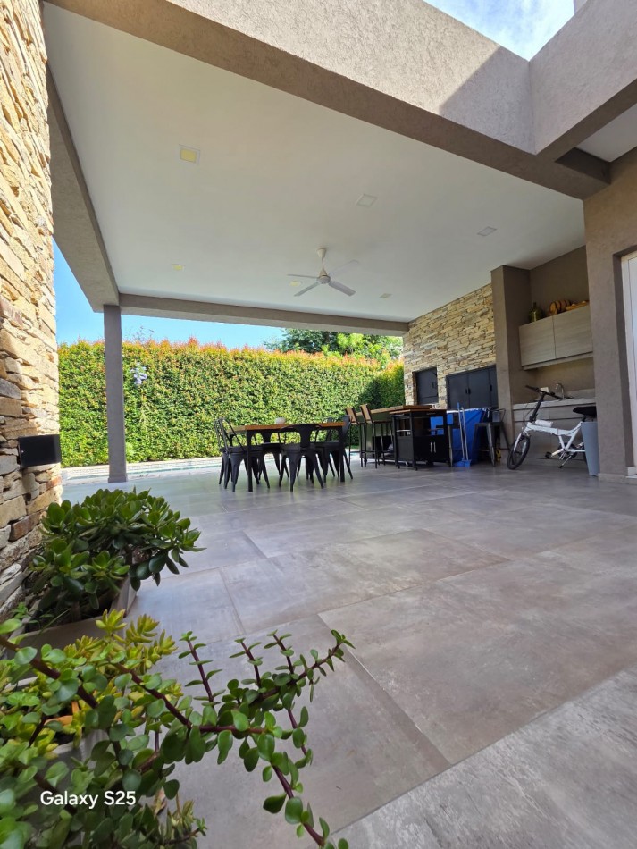 VENTA CASA TRES AMBIENTES PILETA BARRIO CERRADO MAGNA MODERNA