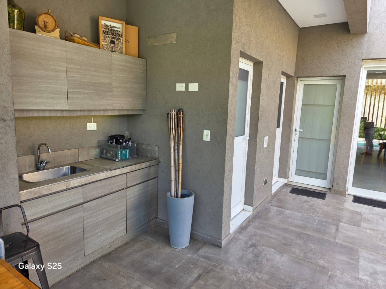 VENTA CASA TRES AMBIENTES PILETA BARRIO CERRADO MAGNA MODERNA