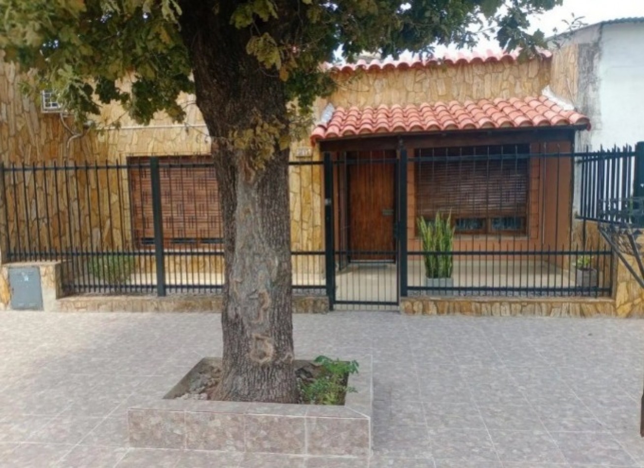 ALQUILER CASA TRES AMBIENTES PATIO VILLA DE MAYO