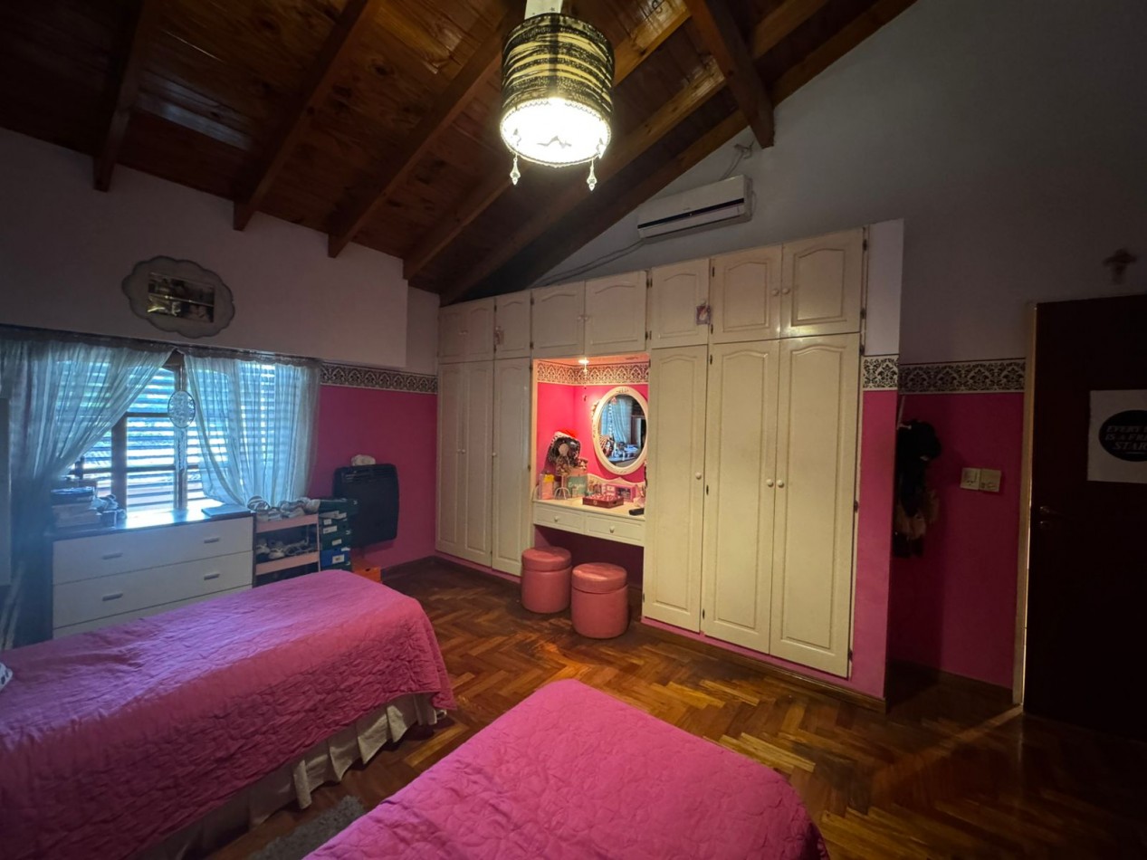 VENTA IMPORTANTE CASA CON JARDIN COCHERA BELLA VISTA