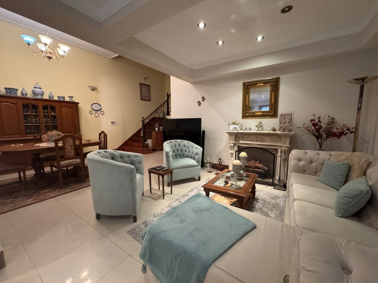 VENTA IMPORTANTE CASA CON JARDIN COCHERA BELLA VISTA