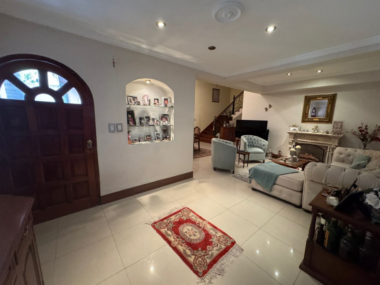 VENTA IMPORTANTE CASA CON JARDIN COCHERA BELLA VISTA