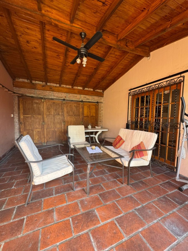 VENTA IMPORTANTE CASA CON JARDIN COCHERA BELLA VISTA