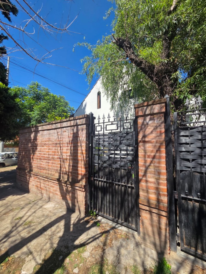 VENTA CASA TRES AMBIENTES JARDIN COCHERA BELLA VISTA