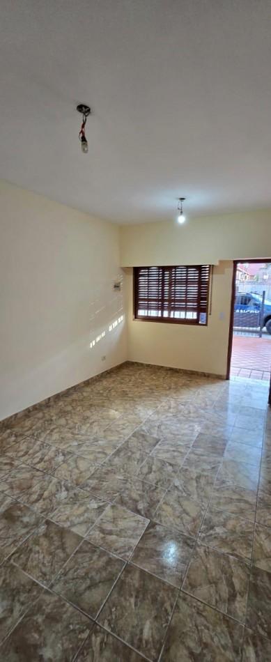 ALQUILER DUPLEX TRES AMBIENTES COCHERA PATIO SAN MIGUEL