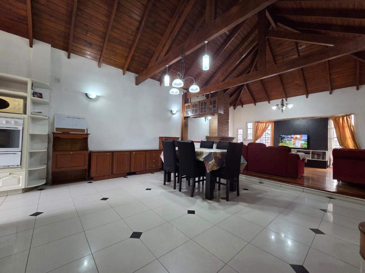 VENTA CASA CUATRO AMBIENTES PILETA COCHERA PARQUE QUINCHO VILLA DE MAYO