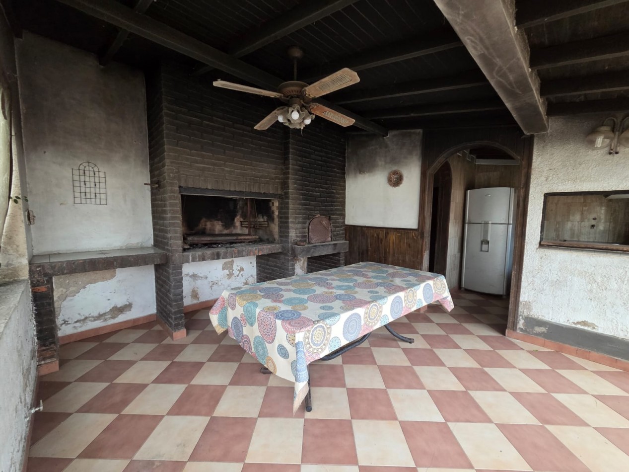 VENTA CASA CUATRO AMBIENTES PILETA COCHERA PARQUE QUINCHO VILLA DE MAYO