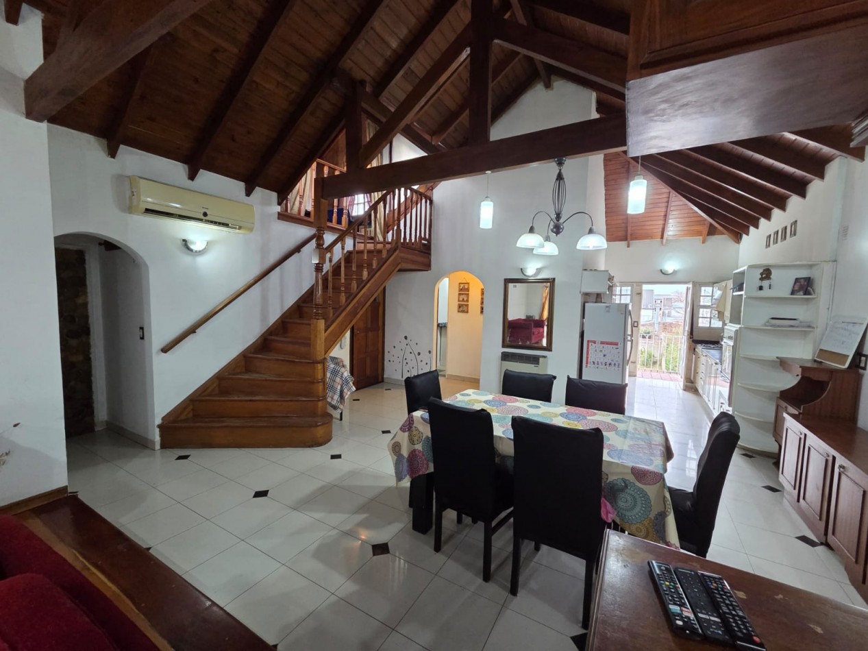 VENTA CASA CUATRO AMBIENTES PILETA COCHERA PARQUE QUINCHO VILLA DE MAYO