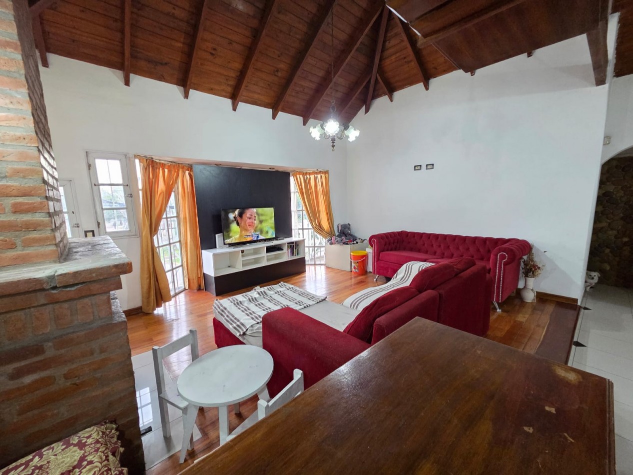 VENTA CASA CUATRO AMBIENTES PILETA COCHERA PARQUE QUINCHO VILLA DE MAYO