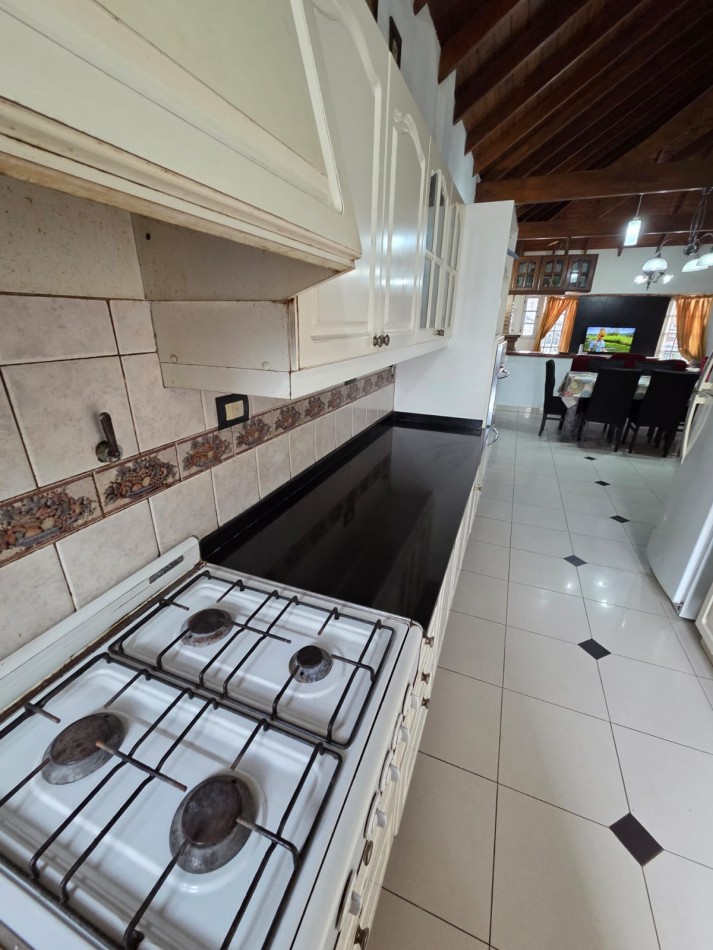 VENTA CASA CUATRO AMBIENTES PILETA COCHERA PARQUE QUINCHO VILLA DE MAYO