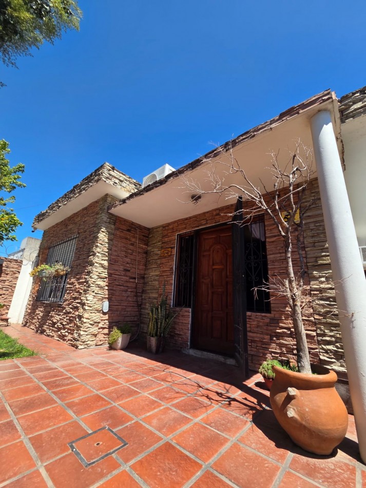 ALQUILER CASA TRES AMBIENTES CON COCHERA Y PARQUE SAN MIGUEL