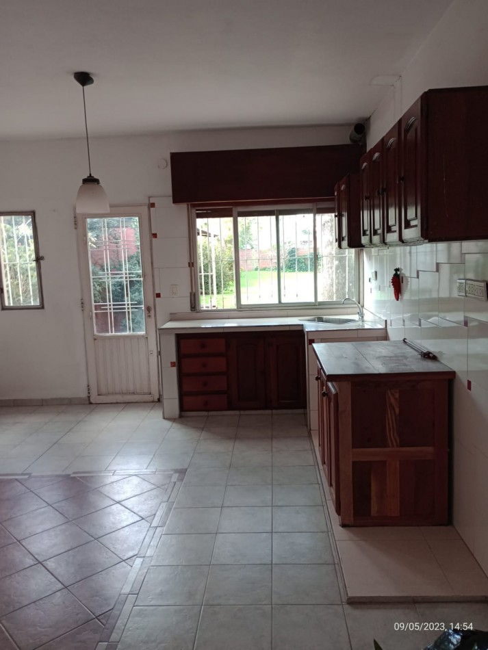 ALQUILER CASA CUATRO AMBIENTES CON PARQUE COCHERA PILETA LOS POLVORINES