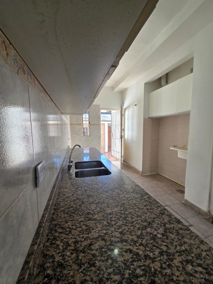 ALQUILER CASA JARDIN PATIO COCHERA CUATRO AMBIENTES